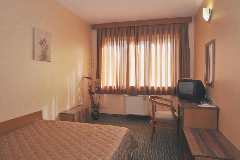 Rodopi Hotel Haskovo Exterior foto